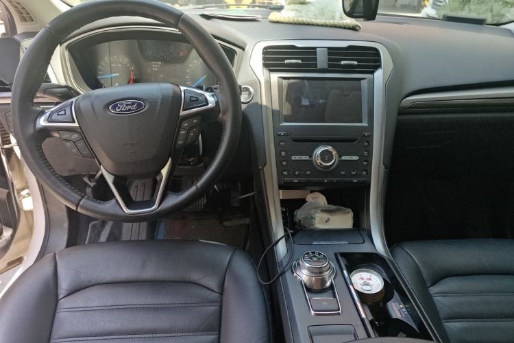 Used Ford Mondeo 2017 EcoBoost 180 Stylish Model Center Console