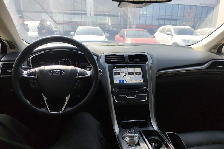 Used Ford Mondeo 2017 EcoBoost 180 Luxury Model Center Console