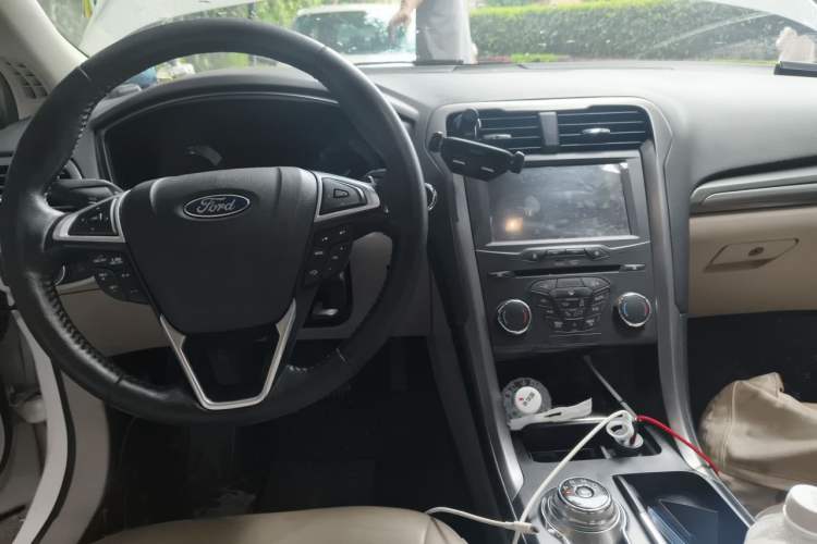 Used Ford Mondeo 2017 EcoBoost 180 Stylish Model Center Console