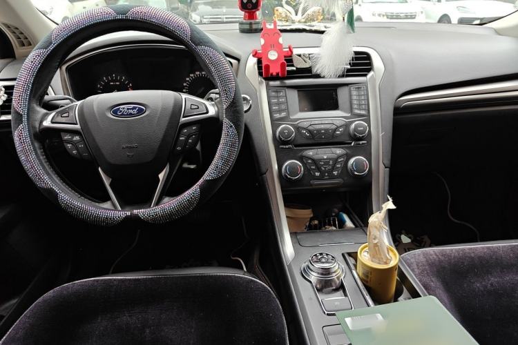 Used Ford Mondeo 2017 EcoBoost 180 Stylish Model Center Console