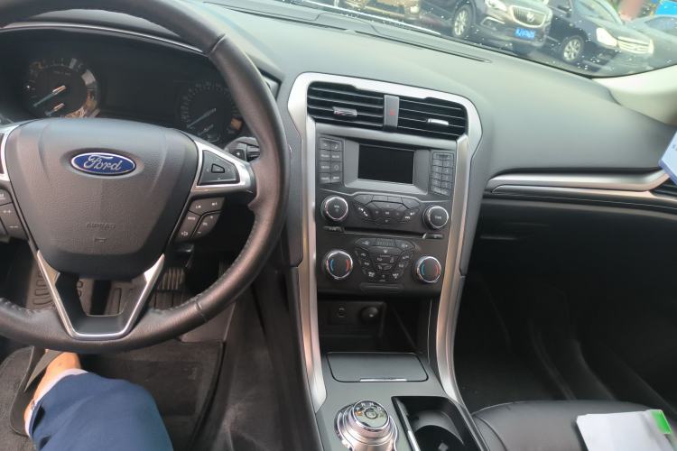 Used Ford Mondeo 2017 EcoBoost 180 Stylish Model Center Console