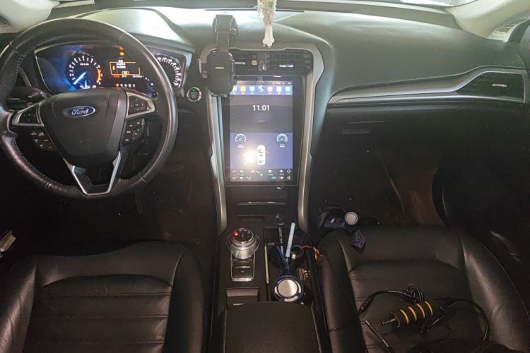 Used Ford Mondeo 2017 EcoBoost 180 Stylish Model Center Console