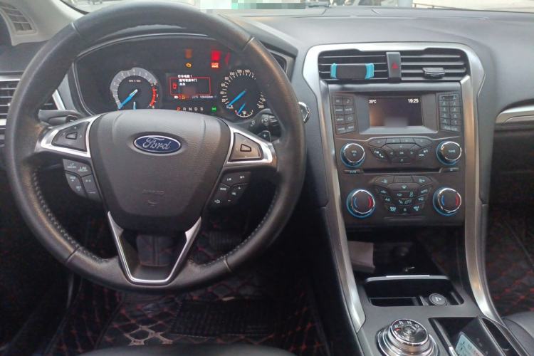 Used Ford Mondeo 2017 EcoBoost 180 Stylish Model Center Console