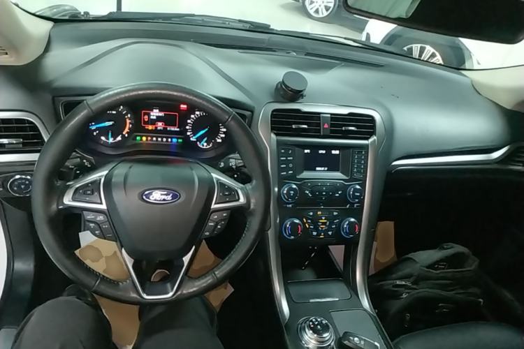 Used Ford Mondeo 2017 EcoBoost 200 Stylish Model Center Console