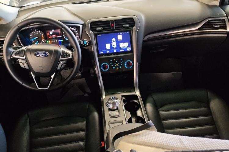 Used Ford Mondeo 2017 EcoBoost 180 Stylish Model Center Console