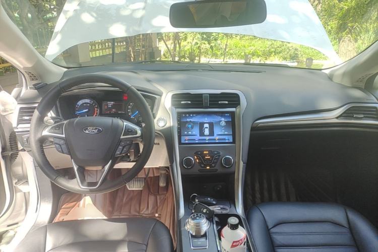Used Ford Mondeo 2017 EcoBoost 180 Stylish Model Center Console