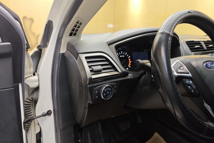 Used Ford Mondeo 2017 EcoBoost 180 Stylish Model Interior 10