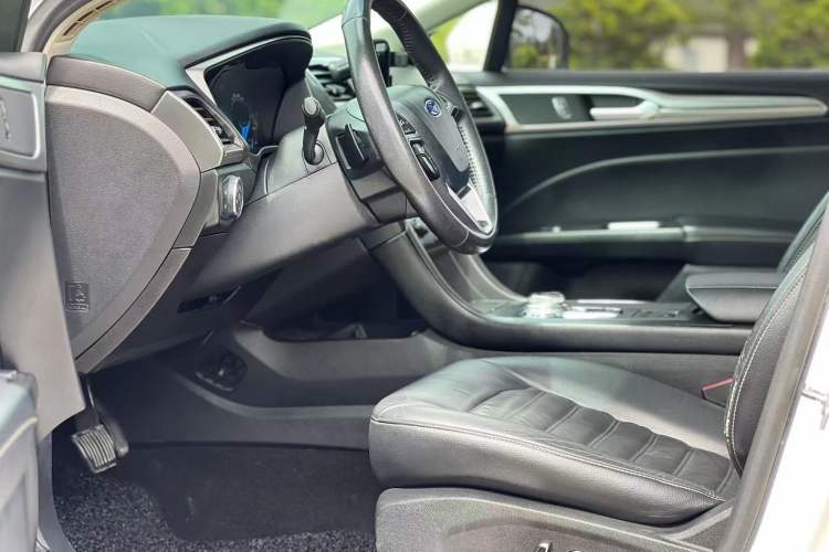 Used Ford Mondeo 2017 EcoBoost 200 Stylish Model Interior 3