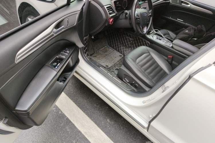 Used Ford Mondeo 2017 EcoBoost 200 Stylish Model Interior 3
