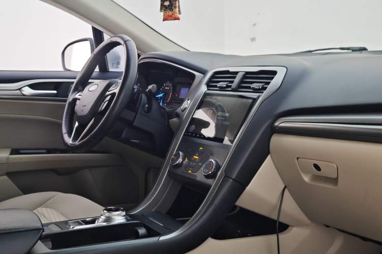 Used Ford Mondeo 2017 EcoBoost 180 Comfort Model Interior 6
