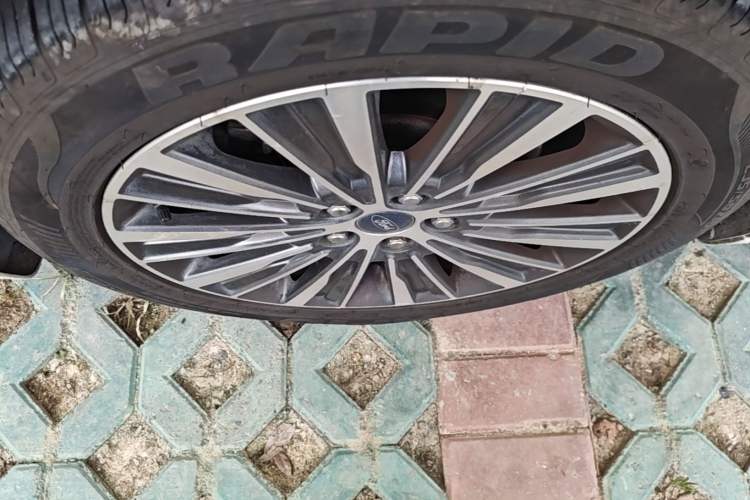 Used Ford Mondeo 2017 EcoBoost 180 Luxury Model Left Front Wheel Hub