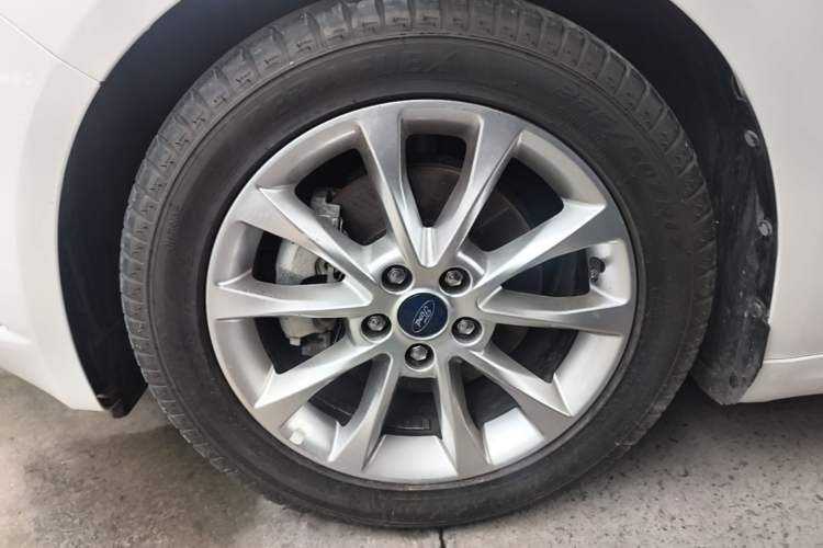 Used Ford Mondeo 2017 EcoBoost 200 Stylish Model Left Front Wheel Hub