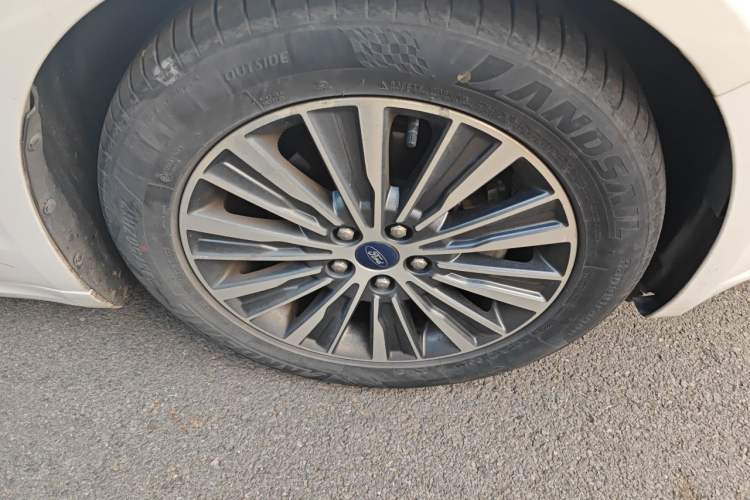Used Ford Mondeo 2017 Facelifted EcoBoost 200 Luxury Version Right Front Wheel Hub