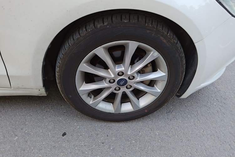 Used Ford Mondeo 2017 EcoBoost 200 Stylish Model Right Front Wheel Hub