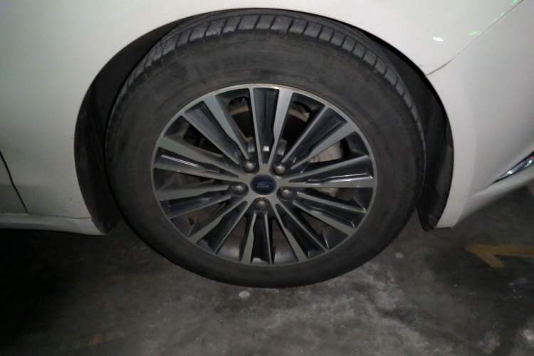 Used Ford Mondeo 2017 Facelifted EcoBoost 200 Luxury Version Right Front Wheel Hub