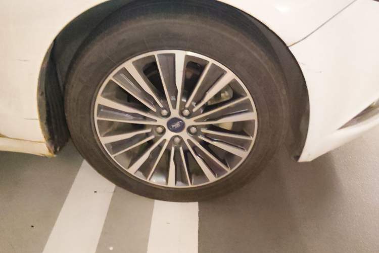 Used Ford Mondeo 2017 Facelifted EcoBoost 200 Luxury Version Right Front Wheel Hub