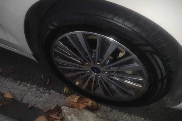 Used Ford Mondeo 2017 Facelifted EcoBoost 200 Luxury Version Right Front Wheel Hub