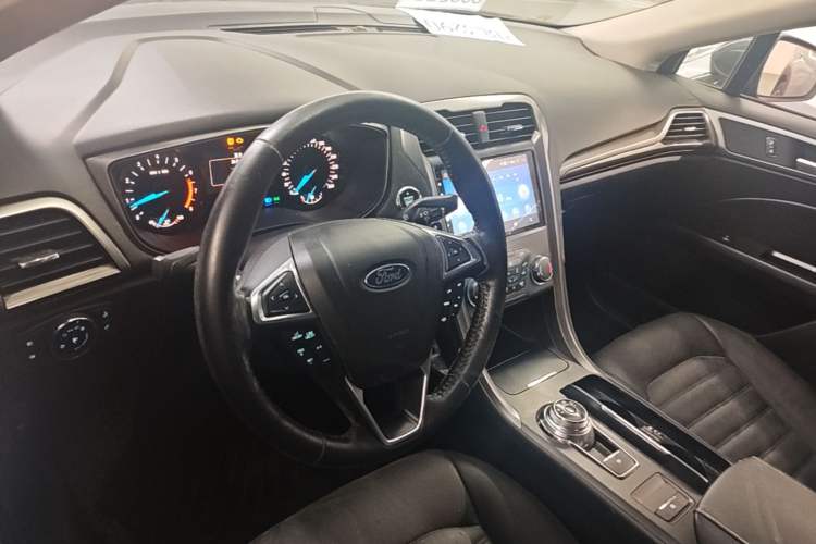 Used Ford Mondeo 2018 EcoBoost 180 Fashion Edition Center Console
