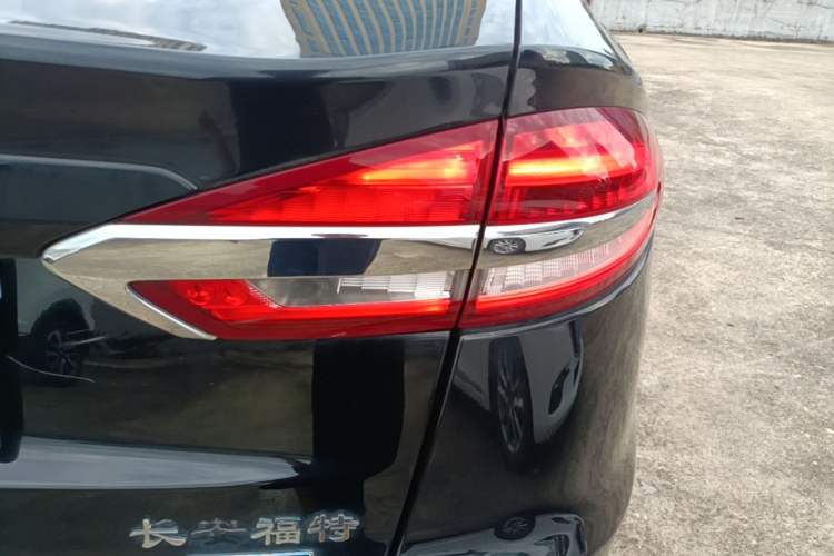 Used Ford Mondeo 2018 EcoBoost 180 Smart Control Fashion Model China VI Standard Right Rear Taillight