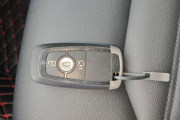 Used Ford Mondeo 2018 EcoBoost 180 Smart Control Fashion Model China V Standard Vehicle Key