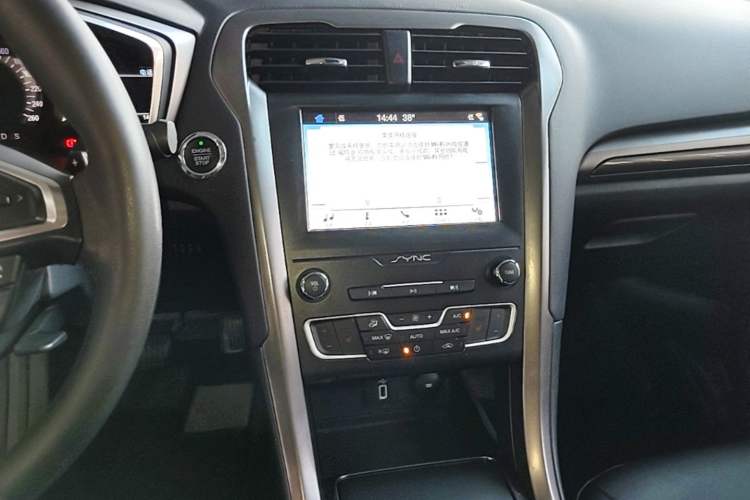 Used Ford Mondeo 2018 EcoBoost 200 Smart Control Luxury Model China VI Standard Audio And AC Panel