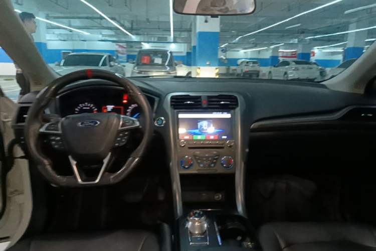 Used Ford Mondeo 2018 EcoBoost 200 Stylish Model Center Console