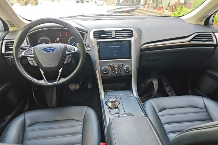 Used Ford Mondeo 2018 EcoBoost 180 Smart Control Fashion Model China VI Standard Center Console