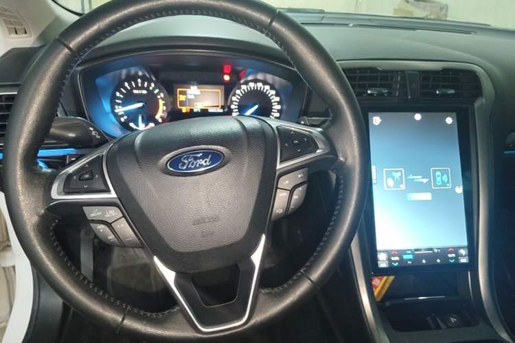 Used Ford Mondeo 2018 EcoBoost 180 Fashion Edition Center Console