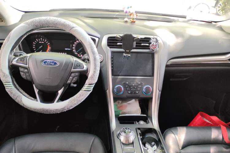 Used Ford Mondeo 2018 EcoBoost 180 Fashion Edition Center Console