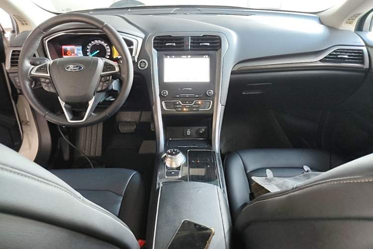 Used Ford Mondeo 2018 EcoBoost 200 Smart Control Luxury Model China VI Standard Center Console