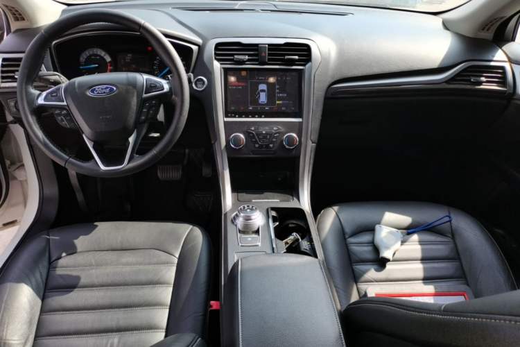 Used Ford Mondeo 2018 EcoBoost 180 Fashion Edition Center Console