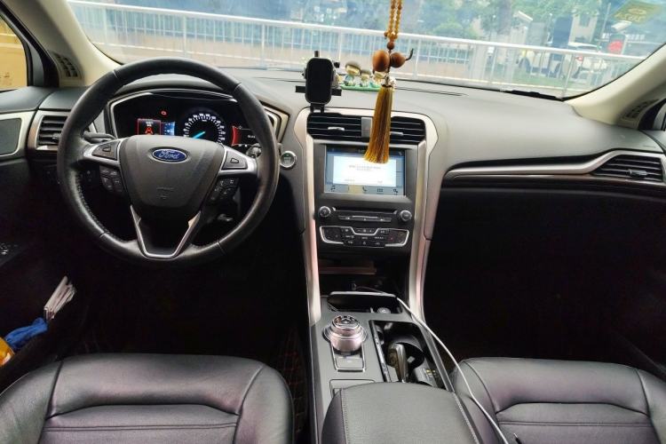 Used Ford Mondeo 2018 EcoBoost 180 Luxury Model Center Console