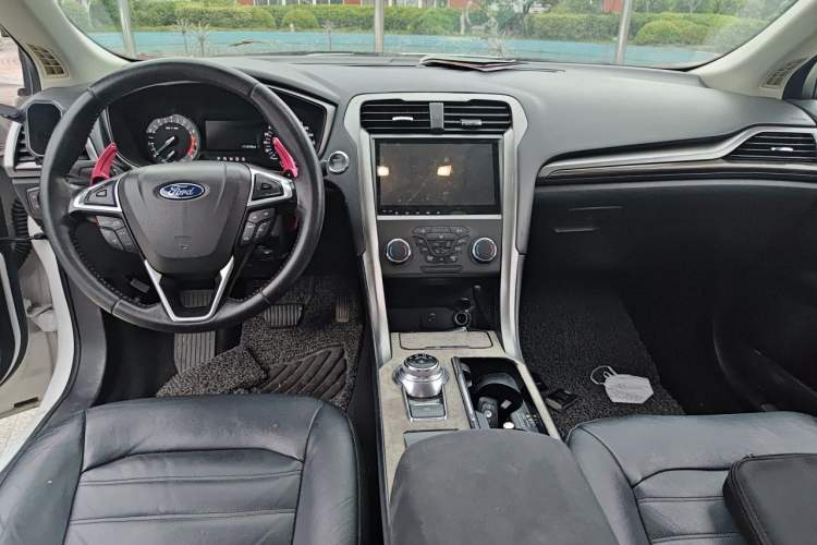 Used Ford Mondeo 2018 EcoBoost 200 Stylish Model Center Console