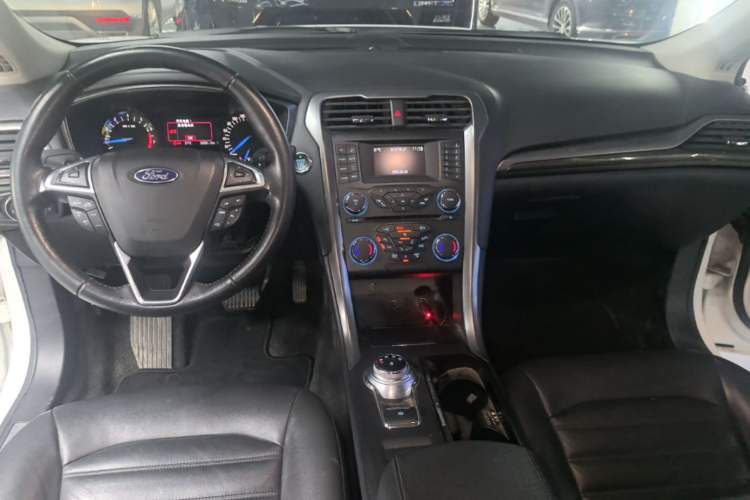 Used Ford Mondeo 2018 EcoBoost 200 Stylish Model Center Console