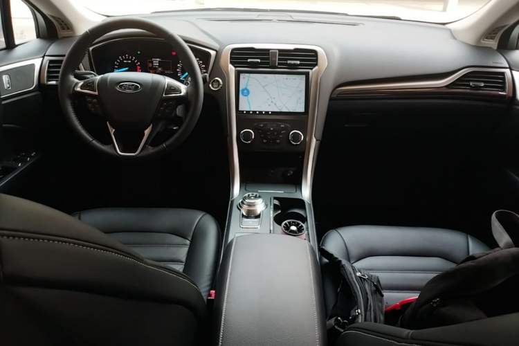 Used Ford Mondeo 2018 EcoBoost 180 Fashion Edition Center Console