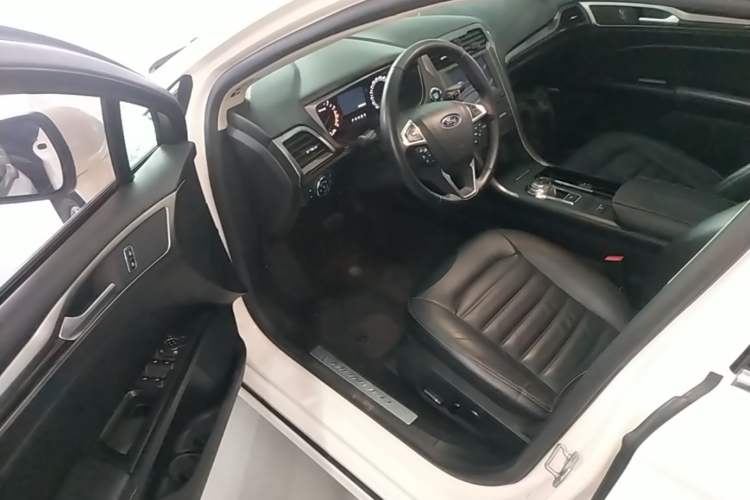 Used Ford Mondeo 2018 EcoBoost 180 Fashion Edition Driver Seat