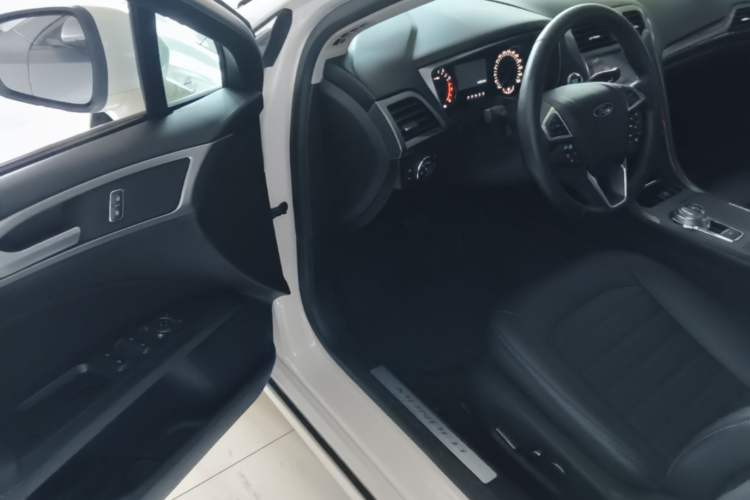 Used Ford Mondeo 2018 EcoBoost 180 Fashion Edition Driver Seat