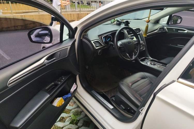 Used Ford Mondeo 2018 EcoBoost 180 Luxury Model Driver Seat