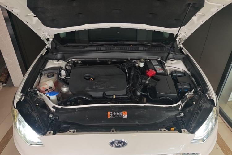 Used Ford Mondeo 2018 EcoBoost 180 Smart Control Fashion Model China VI Standard Engine Bay