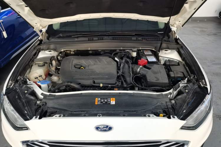 Used Ford Mondeo 2018 EcoBoost 180 Smart Control Fashion Model China VI Standard Engine Bay