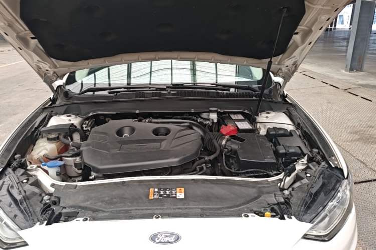 Used Ford Mondeo 2018 EcoBoost 200 Smart Control Fashion Model China VI Standard Engine Bay