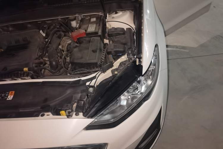 Used Ford Mondeo 2018 EcoBoost 180 Smart Control Fashion Model China V Standard Engine Bay Left