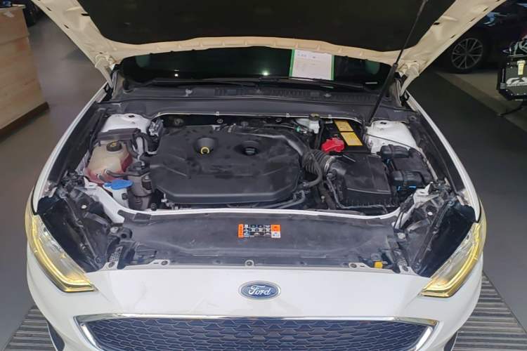 Used Ford Mondeo 2018 EcoBoost 200 Smart Control Fashion Model China VI Standard Engine Bay