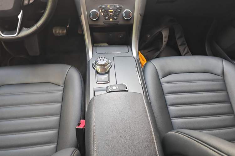 Used Ford Mondeo 2018 EcoBoost 180 Smart Control Fashion Model China VI Standard Gear Lever