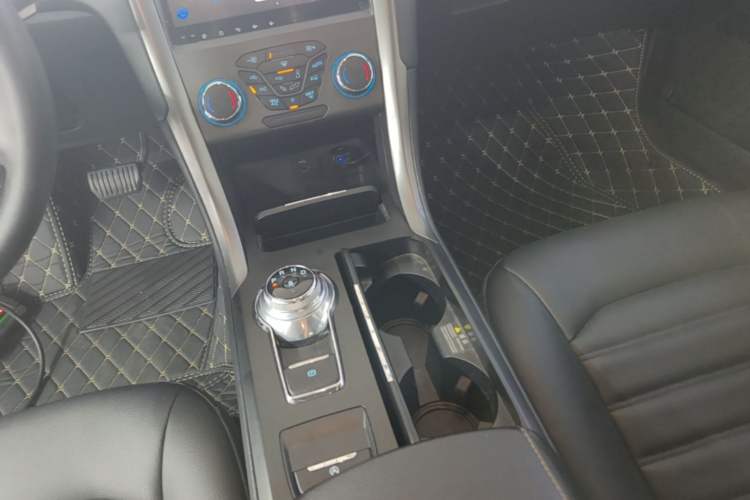Used Ford Mondeo 2018 EcoBoost 200 Smart Control Fashion Model China VI Standard Gear Lever