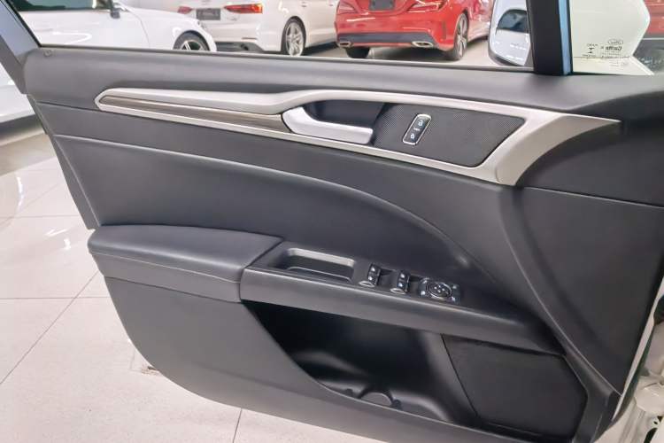 Used Ford Mondeo 2018 EcoBoost 180 Fashion Edition Interior 8