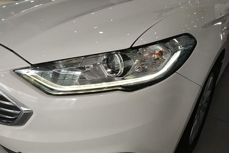 Used Ford Mondeo 2018 EcoBoost 180 Fashion Edition Left Front Headlight