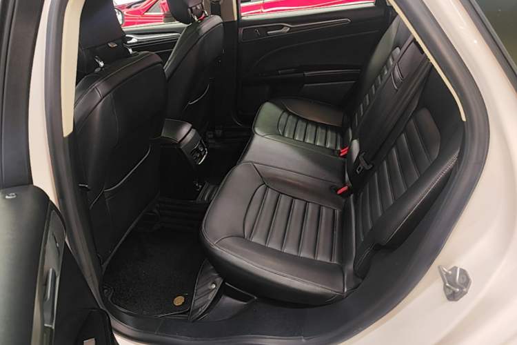 Used Ford Mondeo 2018 EcoBoost 200 Smart Control Fashion Model China VI Standard Left Rear Seat