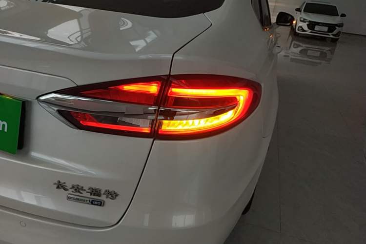 Used Ford Mondeo 2018 EcoBoost 180 Smart Control Fashion Model China V Standard Right Rear Taillight