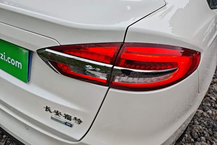 Used Ford Mondeo 2018 EcoBoost 180 Smart Control Fashion Model China VI Standard Right Rear Taillight
